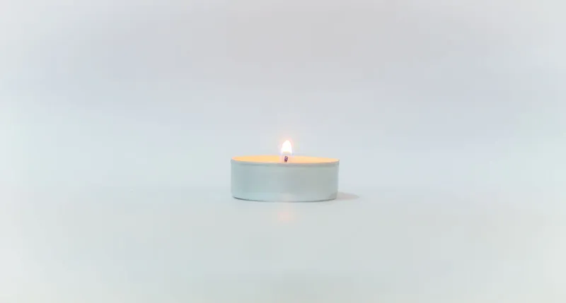 白色小蠟燭燭光特寫
