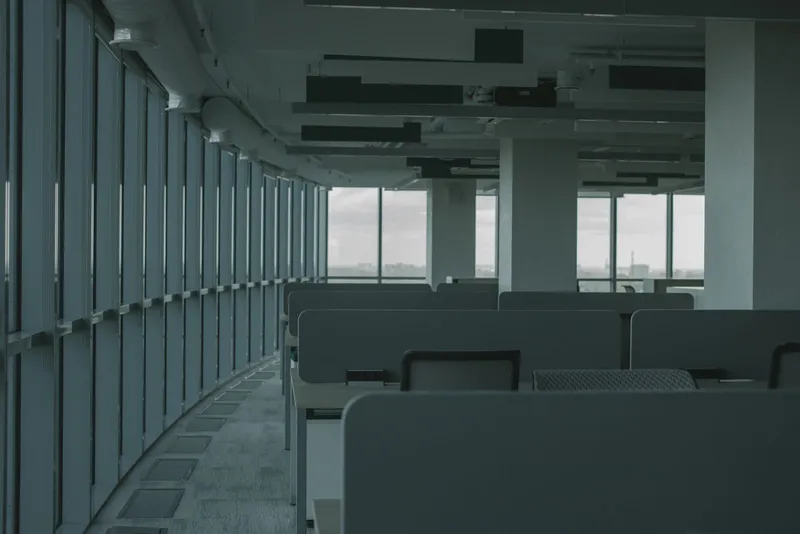 現代辦公室空桌無人