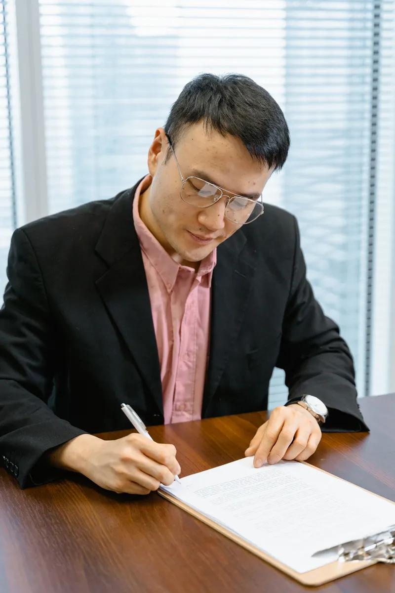 男子在辦公桌前簽署文件